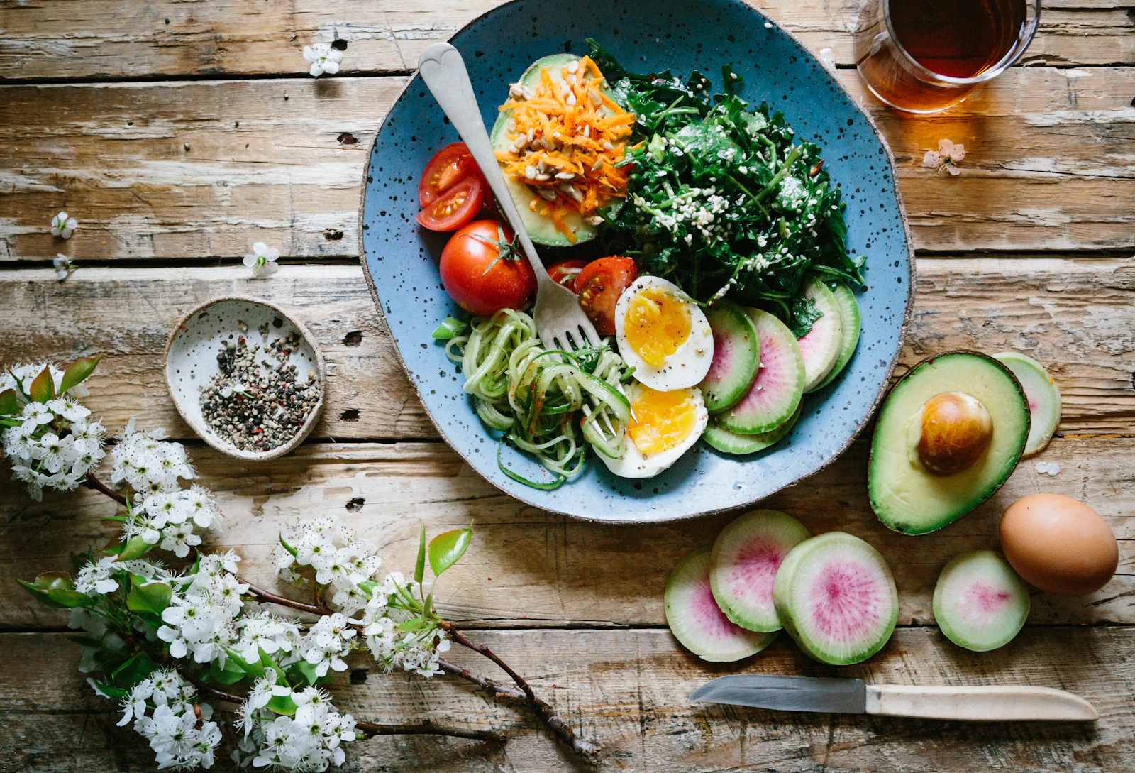 Frisse seizoensingrediënten klaargemaakt voor een gezamenlijke lunch